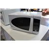 Image 1 : WHITE 900WATT DANBY MICROWAVE