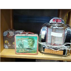 THOMAS COLLECTION RETRO TABLE TOP JUKEBOX RADIO AND TWO VINTAGE TIN LUNCH BOXES