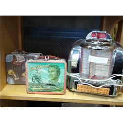 THOMAS COLLECTION RETRO TABLE TOP JUKEBOX RADIO AND TWO VINTAGE TIN LUNCH BOXES