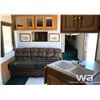 Image 10 : 1999 FRONTIER CUSTOM COACH TRAVEL TRAILER