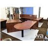 Image 1 : (2) OFFICE DESKS