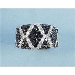 An unusual 18 kt. white gold and diamond band...