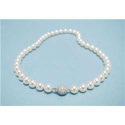 A very fine quality 8.5 -8 mm cultured pearl...