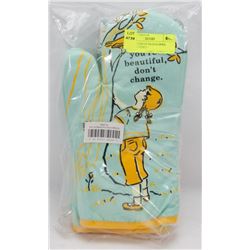 2 NEW PAIRS OF BLUE Q OVEN MITTS - ( MISC )