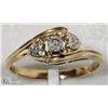 Image 2 : 7) 14K YELLOW GOLD 3 DIAMOND HEART RING