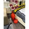 Image 2 : RED GLASS COFFEE TABLE WITH 3 RED VASES AND DECOR ITEMS