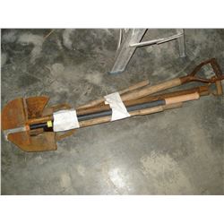 BUNDLE OF GARDEN TOOLS