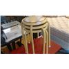 Image 1 : 3 METAL STOOLS