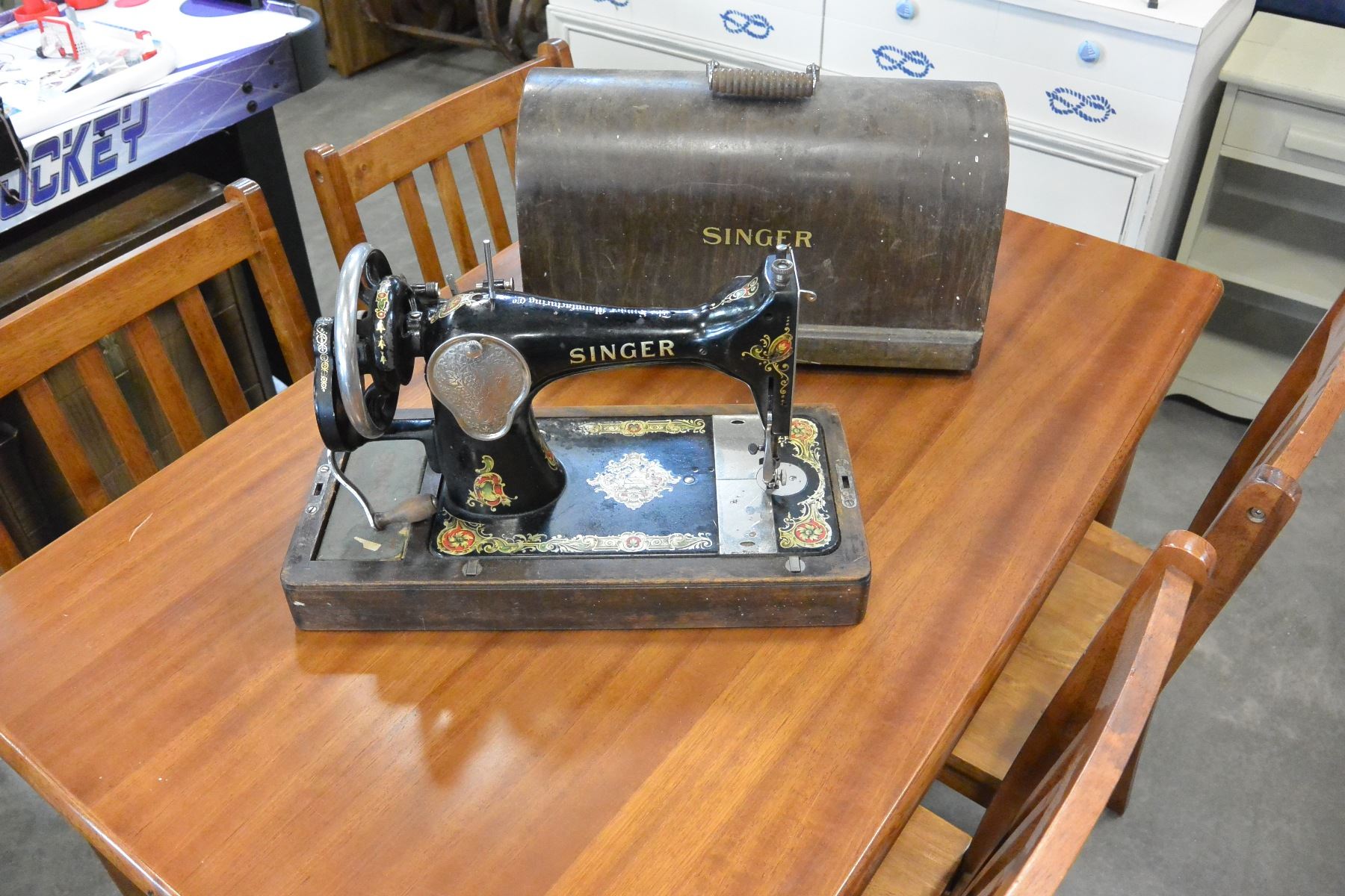 ANTIQUE SINGER SEWING MACHINE IN DOME TOP CASE - Big Valley Auction Antique singer sewing machine in case