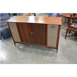 1962 GRUNDIG TUBE RADIO, DUAL RECORD PLAYER