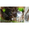 Image 1 : TAY OF VASES AND DECORATIVE ITEMS