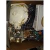 Image 2 : BOX OF COLLECTIBLE CHINA AND HUMMELL COLLECTOR PLATES