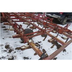IH 3PTH CULTIVATOR WITH 3 BAR TINES