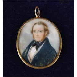 OVAL MINIATURE PAINTING OF A GENTLEMAN