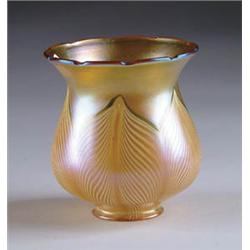 DECORATED QUEZAL ART GLASS SHADE