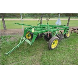 JOHN DEERE CULTIVATOR