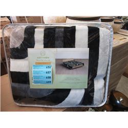 New Queen Size Geometric Pattern Sherpa Blanket