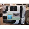 Image 1 : New Queen Size Geometric Pattern Sherpa Blanket