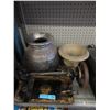 Image 1 : Vintage Singer Sewing Machine & 2 Vases