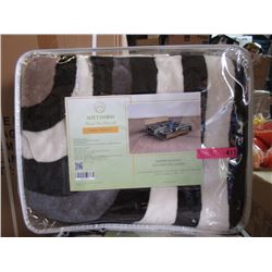 New Queen Size Geometric Plush Blanket