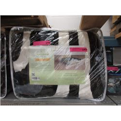 New Queen Size Geometric Plush Blanket