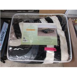 New Queen Size Geometric Pattern Plush Blanket