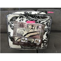 New Queen Size 7 Piece Comforter Set