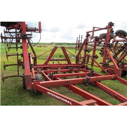 IH 5500 CHISSEL PLOW