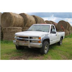 1995 CHEV 2500 TRUCK C/W BALE PICKER