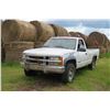 Image 1 : 1995 CHEV 2500 TRUCK C/W BALE PICKER