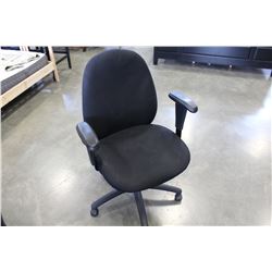 BLACK FABRIC GAL LIFT ROLLING OFFICE CHAIR