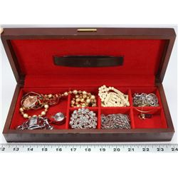 VINTAGE ESTATE LADIES JEWELRY BOX WITH CONTENTS.