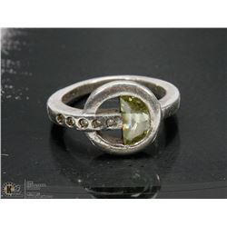 .925 SILVER RING W/PERIDOT STONE - SIZE 7 -