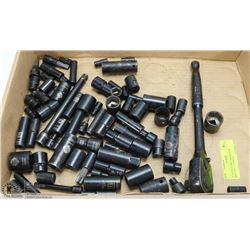FLAT OF HUSKY SOCKETS W/ RATCHET    ( TOOLS )