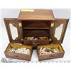 Image 1 : ESTATE MUSICAL JEWELRY BOX WITH CONTENTS.