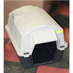MEDIUM PLASTIC DOG HOUSE WITH POP OFF TOP