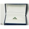 Image 3 : 19) 10K WHITE GOLD EMERALD AND 2 DIAMOND RING