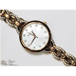 39) BULOVA MOTHER OF PEARL DIAL CRYSTAL STAINLESS