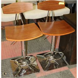 PAIR OF SHOWHOME AND WOOD TONE CHROME BASE