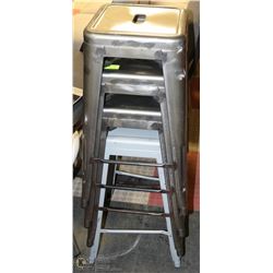 SHOWHOME GROUP OF 4 ASSORTED STACKING BAR STOOLS