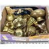 Image 1 : BOX OF COLLECTIBLE BRASS.