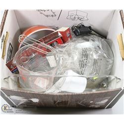 BOX OF ASSORTED KITCHEN ITEMS, INCLUDES PYREX PIE