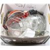 Image 1 : BOX OF ASSORTED KITCHEN ITEMS, INCLUDES PYREX PIE