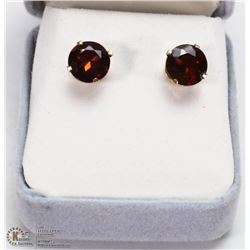 PAIR OF GARNET 14KT STAMPED GOLD EARRINGS.