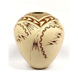 Mata Ortiz Terra Cotta on Buff Jar, E. P. Leelesna