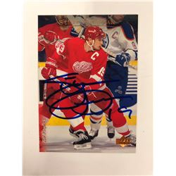 1995-96 UPPER DECK STEVE YZERMAN #113 (AUTOGRAPHED)