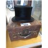 Image 1 : VINTAGE HAT & CASE