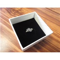 LADIES 10K WHITE GOLD & DIAMOND HEART SHAPED RING