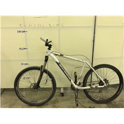 WHITE ROCKY MOUNTAIN SOUL 29 FRONT SUSPENSION MOUNTAIN BIKE, POOR CONDITION