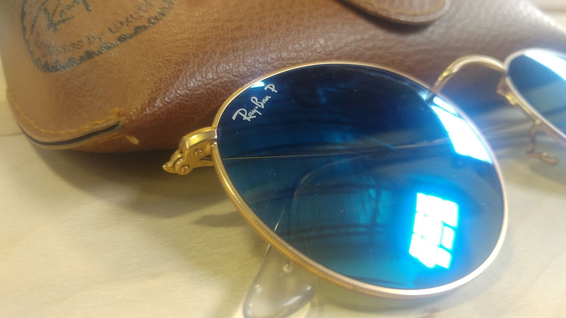 As New Ray Ban Round Metal Gold Frame With Blue Flash Polarized Lense In Case Retail 255 As New Ray Ban Round Metal Gold Frame With Blue Flash Polarized Lense In Case Retail 255